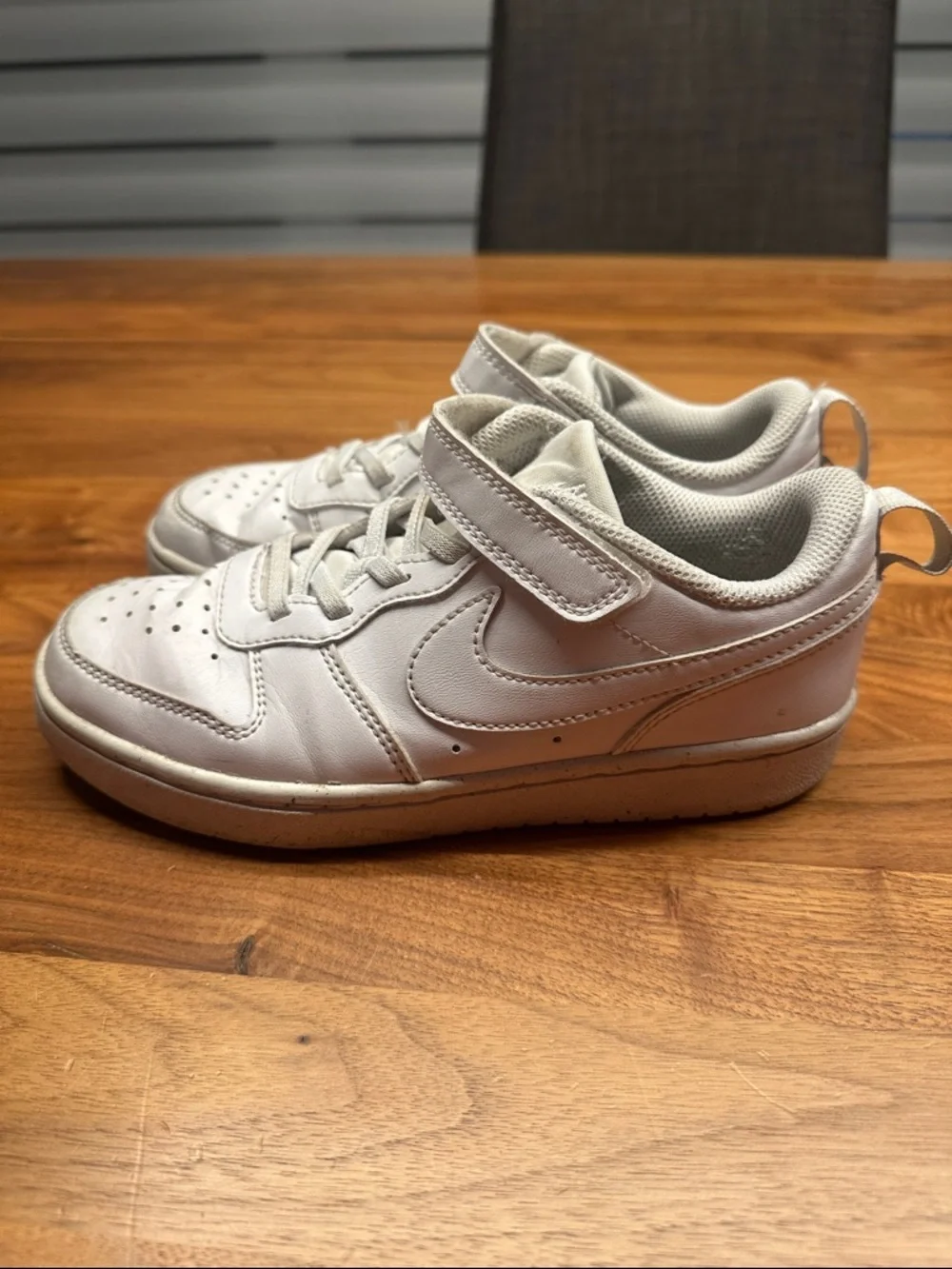 Nike Kids White Low-Top Sneakers with Hook-and-Loop Strap - Picture 3 of 4